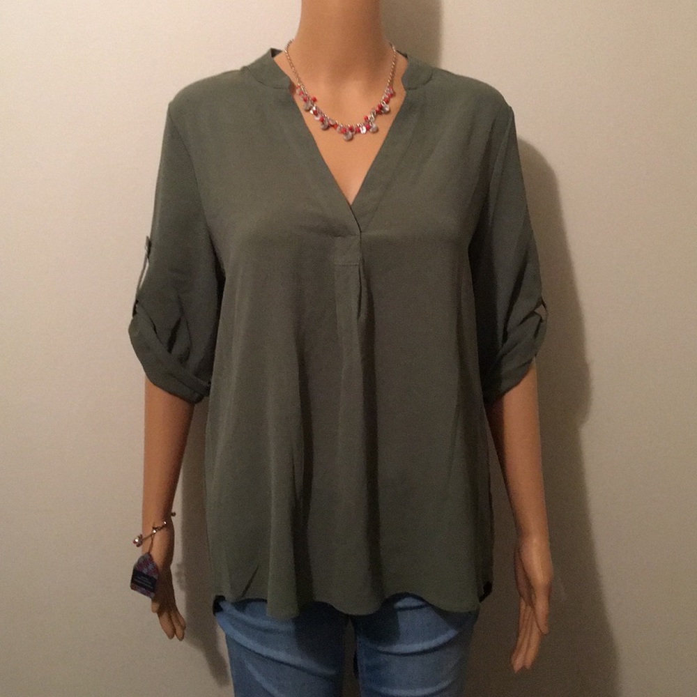 NWOT Alison Andrews VNeck 3/4 Button Sleeve Blouse